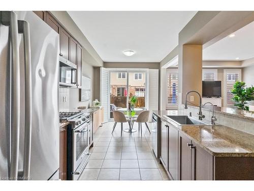 44-2019 Trawden Way, Oakville, ON - Indoor Photo Showing Kitchen With Upgraded Kitchen