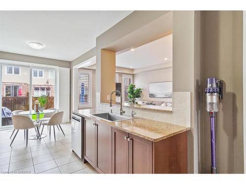 44-2019 Trawden Way, Oakville, ON - Indoor Photo Showing Kitchen