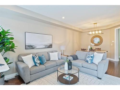 44-2019 Trawden Way, Oakville, ON - Indoor Photo Showing Living Room