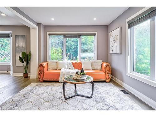 1395 Silversmith Drive, Oakville, ON - Indoor Photo Showing Living Room