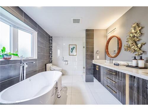 1395 Silversmith Drive, Oakville, ON - Indoor Photo Showing Bathroom