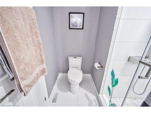 1395 Silversmith Drive, Oakville, ON - Indoor Photo Showing Bathroom