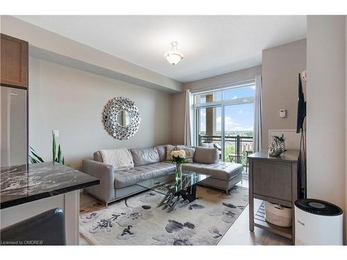 518-2490 Old Bronte Road, Oakville, ON - Indoor Photo Showing Living Room