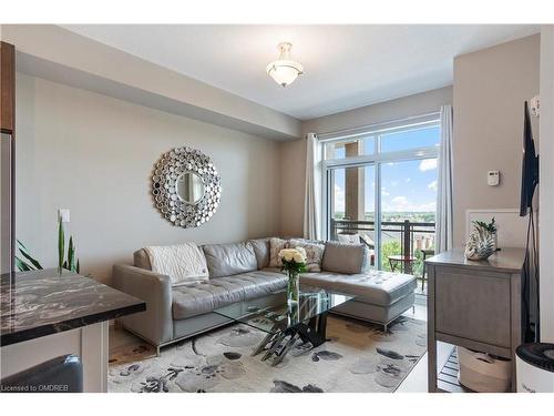 518-2490 Old Bronte Road, Oakville, ON - Indoor Photo Showing Living Room