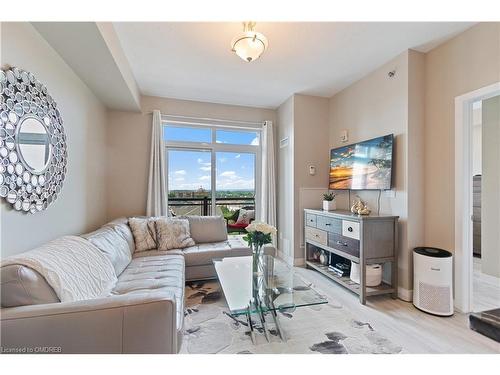 518-2490 Old Bronte Road, Oakville, ON - Indoor Photo Showing Living Room