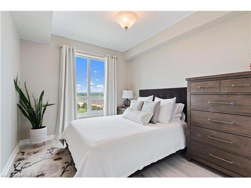 518-2490 Old Bronte Road, Oakville, ON - Indoor Photo Showing Bedroom