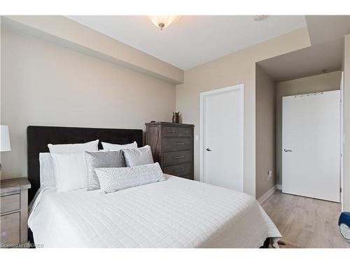 518-2490 Old Bronte Road, Oakville, ON - Indoor Photo Showing Bedroom