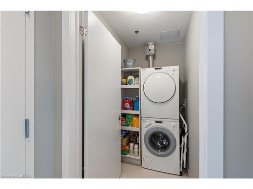 518-2490 Old Bronte Road, Oakville, ON - Indoor Photo Showing Laundry Room