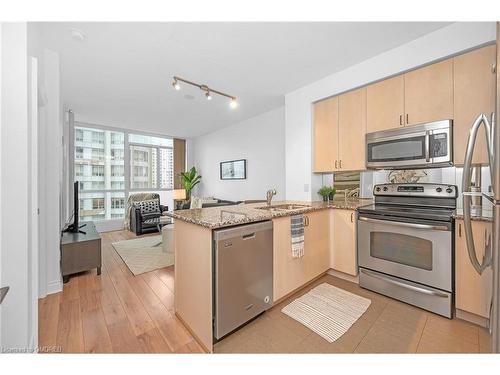 1501-225 Webb Drive, Mississauga, ON - Indoor Photo Showing Kitchen