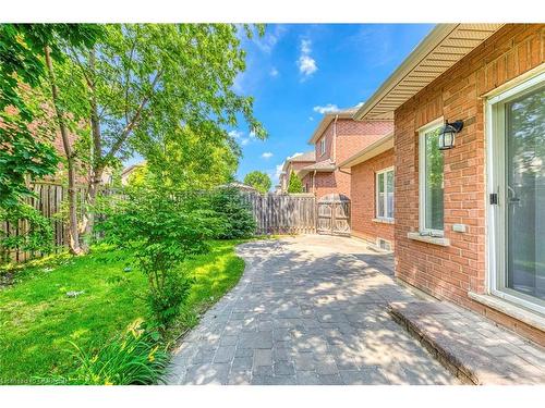 2425 Sequoia Way, Oakville, ON - Outdoor