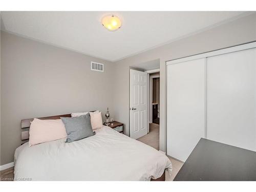 30-2614 Dashwood Drive, Oakville, ON - Indoor Photo Showing Bedroom