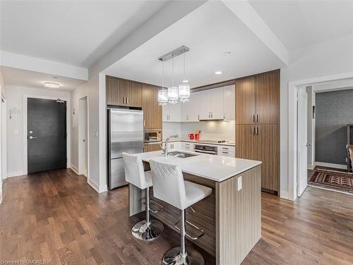 366-1575 Lakeshore Road, Mississauga, ON - Indoor Photo Showing Kitchen