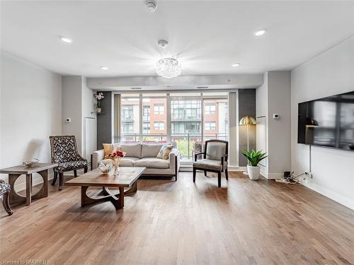 366-1575 Lakeshore Road, Mississauga, ON - Indoor Photo Showing Living Room