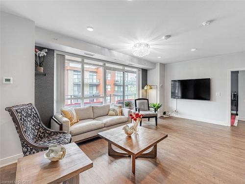 366-1575 Lakeshore Road, Mississauga, ON - Indoor Photo Showing Living Room