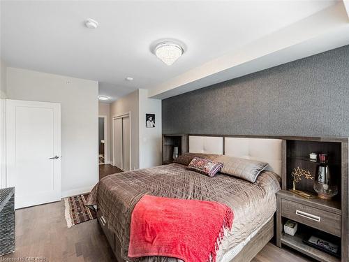 366-1575 Lakeshore Road, Mississauga, ON - Indoor Photo Showing Bedroom