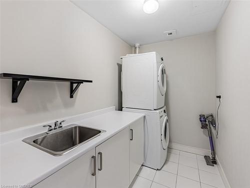 366-1575 Lakeshore Road, Mississauga, ON - Indoor Photo Showing Laundry Room