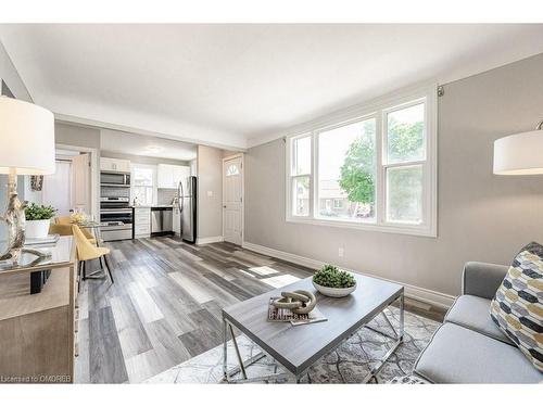 194 East 12Th Street, Hamilton, ON - Indoor Photo Showing Living Room