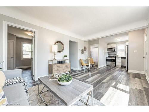 194 East 12Th Street, Hamilton, ON - Indoor Photo Showing Living Room