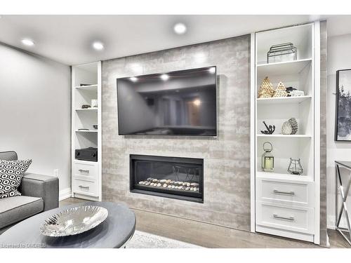 435 The Thicket, Mississauga, ON - Indoor Photo Showing Living Room With Fireplace