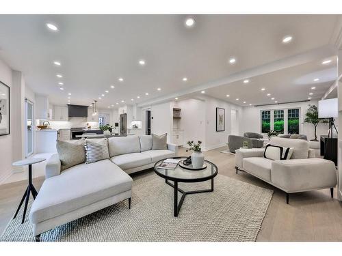 2050 Saint Andrews Place, Mississauga, ON - Indoor Photo Showing Living Room