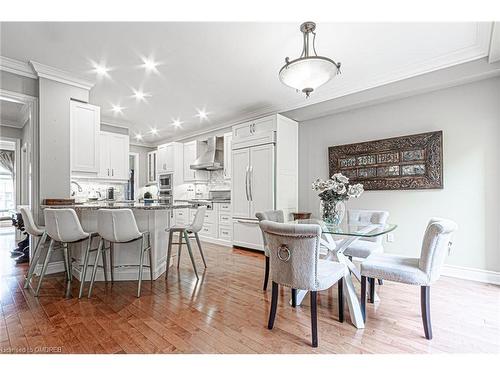 15-2400 Neyagawa Boulevard, Oakville, ON - Indoor Photo Showing Dining Room