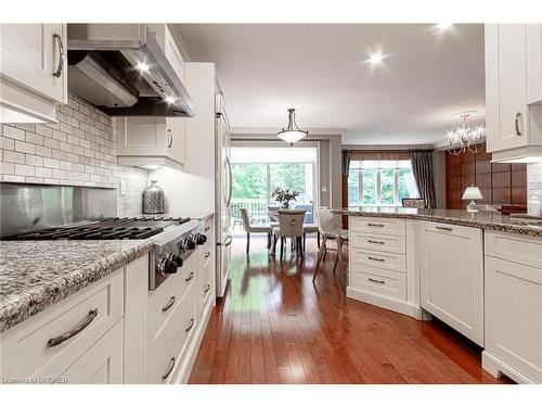 15-2400 Neyagawa Boulevard, Oakville, ON - Indoor Photo Showing Kitchen With Upgraded Kitchen