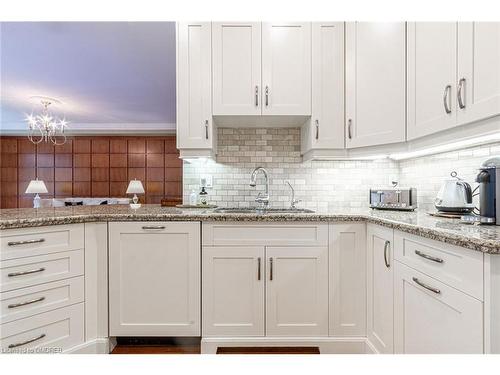 15-2400 Neyagawa Boulevard, Oakville, ON - Indoor Photo Showing Kitchen With Upgraded Kitchen