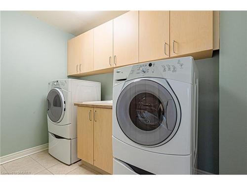 15-2400 Neyagawa Boulevard, Oakville, ON - Indoor Photo Showing Laundry Room