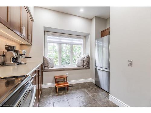 10-5080 Fairview Street, Burlington, ON - Indoor Photo Showing Kitchen