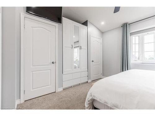 10-5080 Fairview Street, Burlington, ON - Indoor Photo Showing Bedroom