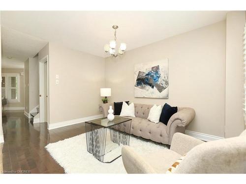 6832 Apex Court, Mississauga, ON - Indoor Photo Showing Living Room