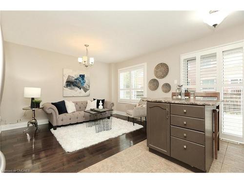 6832 Apex Court, Mississauga, ON - Indoor Photo Showing Living Room