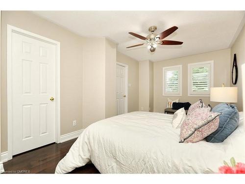 6832 Apex Court, Mississauga, ON - Indoor Photo Showing Bedroom