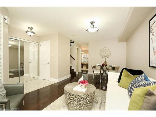 6832 Apex Court, Mississauga, ON - Indoor Photo Showing Living Room