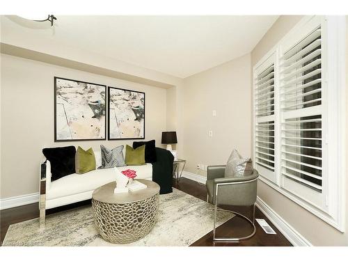 6832 Apex Court, Mississauga, ON - Indoor Photo Showing Living Room