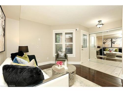 6832 Apex Court, Mississauga, ON - Indoor Photo Showing Living Room