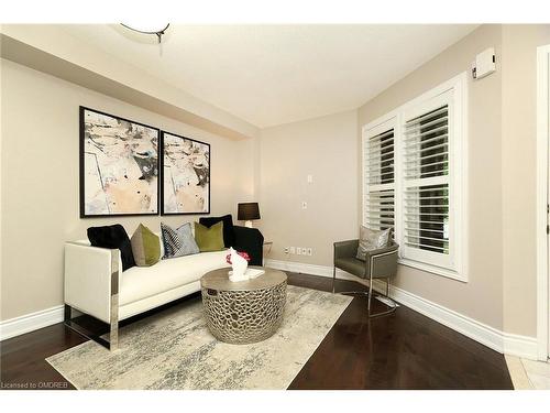 6832 Apex Court, Mississauga, ON - Indoor Photo Showing Living Room