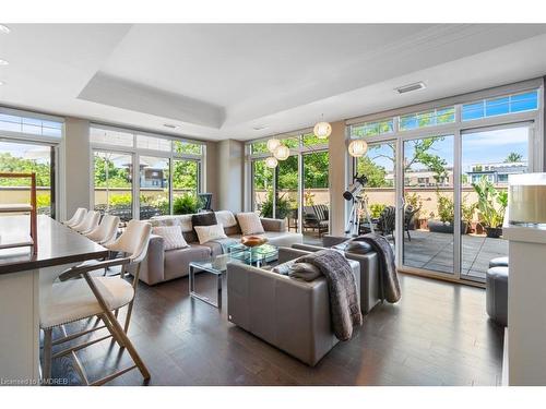 206-205 Lakeshore Rd Road W, Oakville, ON - Indoor Photo Showing Living Room