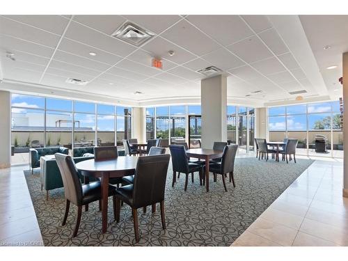 206-205 Lakeshore Rd Road W, Oakville, ON - Indoor Photo Showing Dining Room