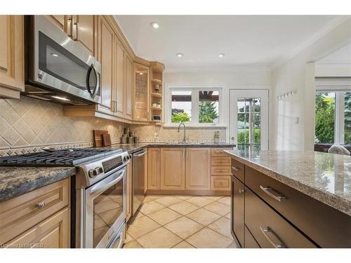 418 Willis Drive, Oakville, ON - Indoor Photo Showing Kitchen With Upgraded Kitchen