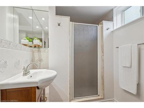 418 Willis Drive, Oakville, ON - Indoor Photo Showing Bathroom