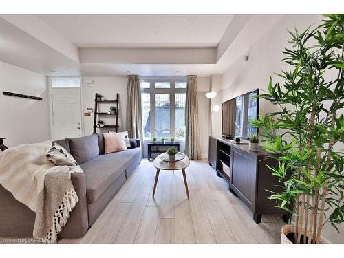 7-98 Carr Street, Toronto, ON - Indoor Photo Showing Living Room