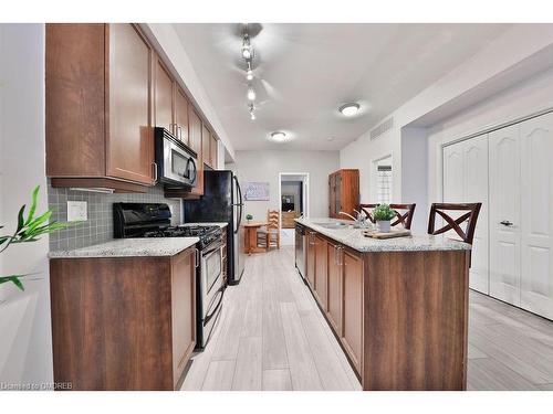 7-98 Carr Street, Toronto, ON - Indoor Photo Showing Kitchen