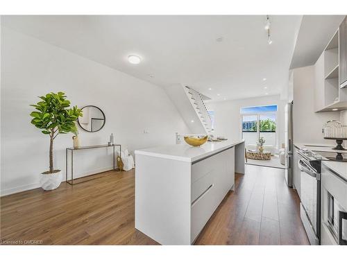 3058 Trailside Drive, Oakville, ON - Indoor Photo Showing Kitchen