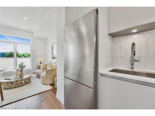 3058 Trailside Drive, Oakville, ON - Indoor Photo Showing Kitchen