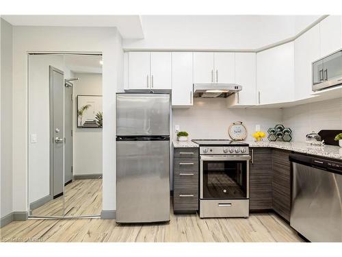 421-77 Leland Street, Hamilton, ON - Indoor Photo Showing Kitchen