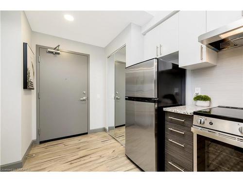 421-77 Leland Street, Hamilton, ON - Indoor Photo Showing Kitchen