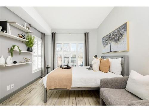 421-77 Leland Street, Hamilton, ON - Indoor Photo Showing Bedroom