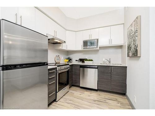 421-77 Leland Street, Hamilton, ON - Indoor Photo Showing Kitchen