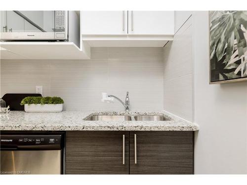 421-77 Leland Street, Hamilton, ON - Indoor Photo Showing Kitchen With Double Sink With Upgraded Kitchen